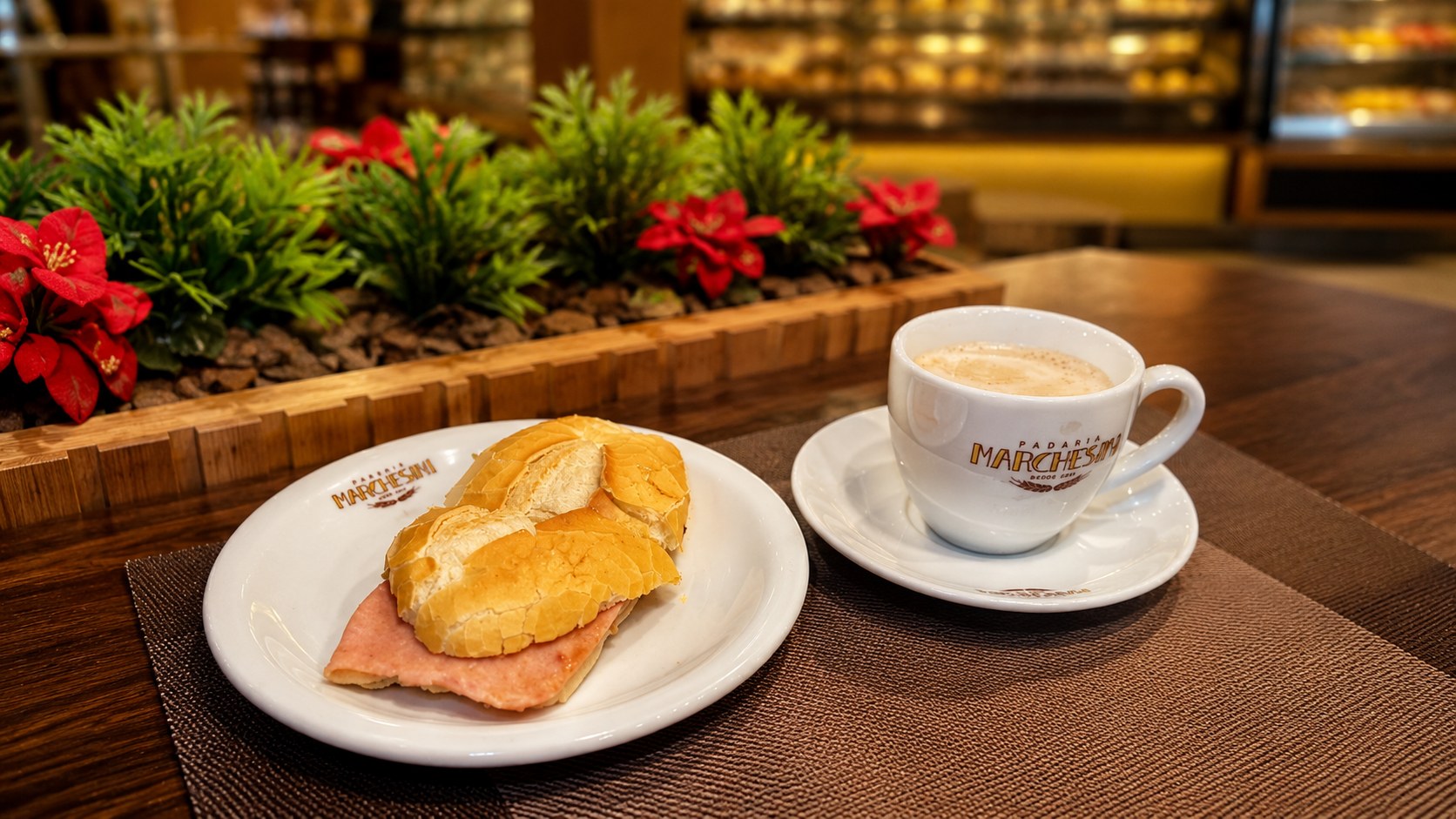 Café e lanche da Padaria Marchesini
